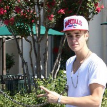 Justin leaving the movie theater in LA (24.07.2012