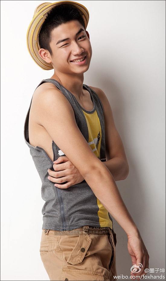 ตี๋หนุ่มหล่อยิ้มน่ารัก