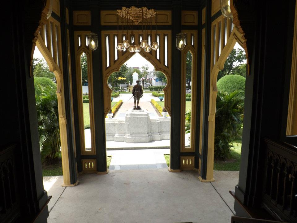 ผู้เข้าประกวดนางสาวไทย เยี่ยมชมโรงเรียนวชิราวุธ วิทยาลัย