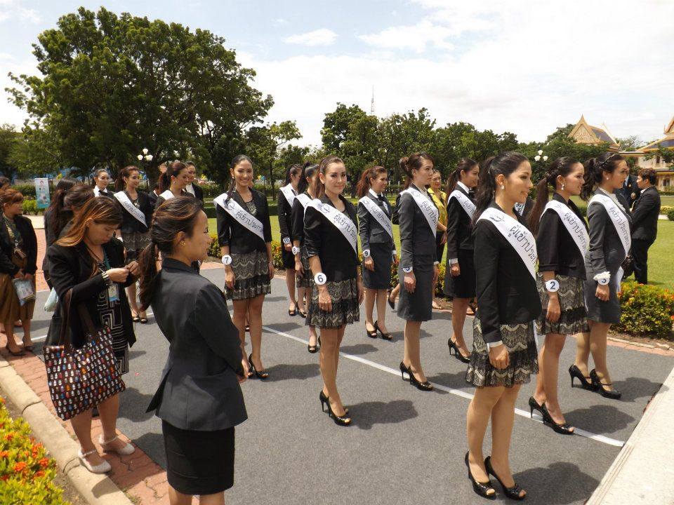 ผู้เข้าประกวดนางสาวไทย เยี่ยมชมโรงเรียนวชิราวุธ วิทยาลัย