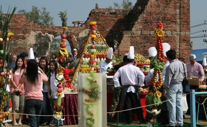 monkey festival in lopburi เทศกาลโต๊ะจีนลิง ลพบุรี