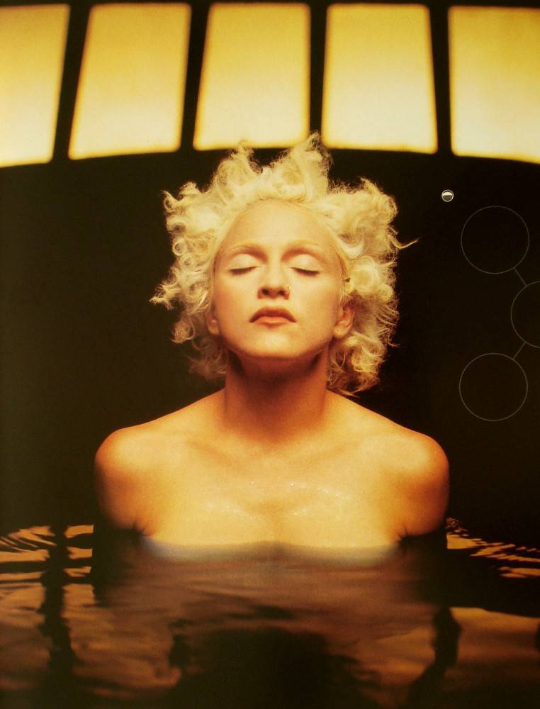 Madonna Drowned World Tour Book เลอค่าน่าสะสม
