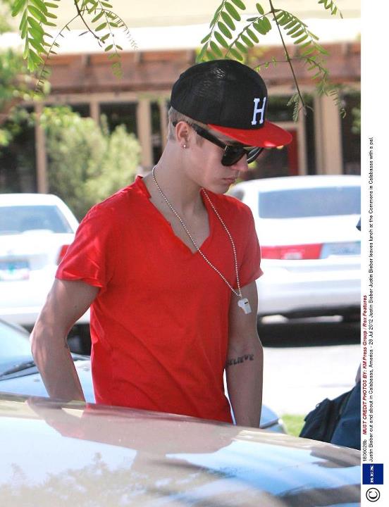 Justin Bieber in Calabasas (28.7.12