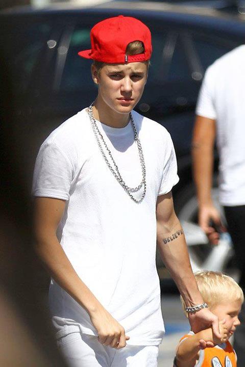 Justin Bieber, Family & Fans @King’s Fish House in Calabasas (30