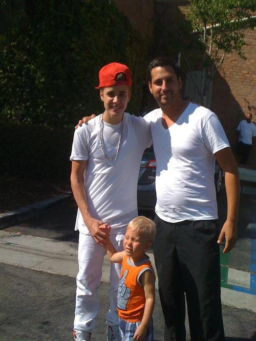 Justin Bieber, Family & Fans @King’s Fish House in Calabasas (30