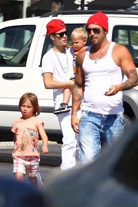 Justin Bieber, Family & Fans @King’s Fish House in Calabasas (30