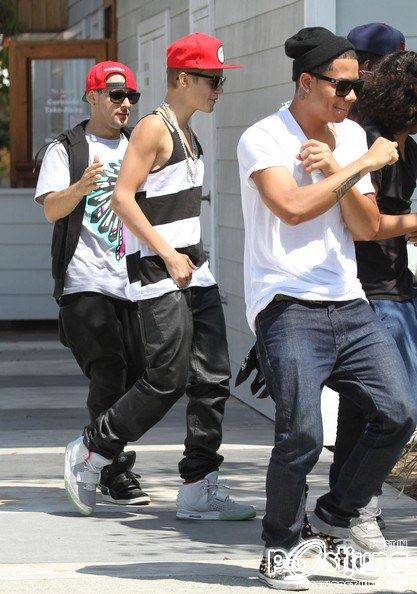 Justin Bieber And His Crew Out For Lunch In Burbank