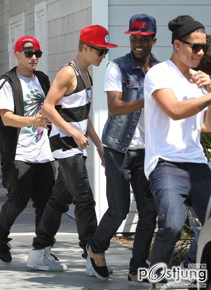 Justin Bieber And His Crew Out For Lunch In Burbank