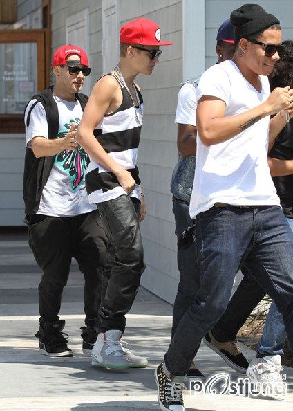 Justin Bieber And His Crew Out For Lunch In Burbank