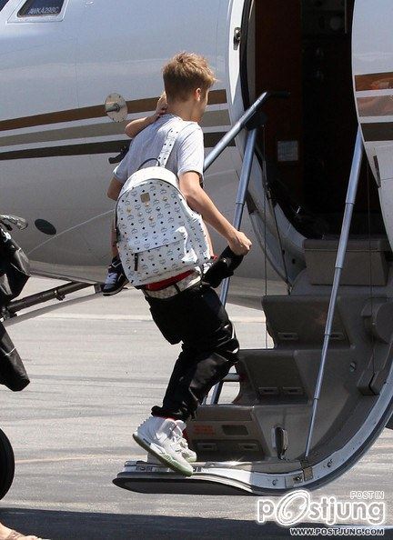 Justin Bieber Takes Flight With His Family