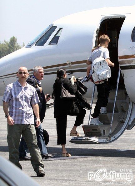 Justin Bieber Takes Flight With His Family
