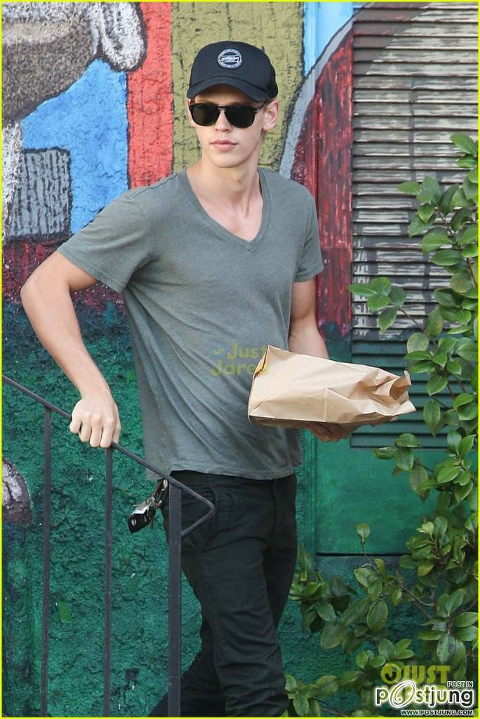 Vanessa Hudgens & Austin Butler: Artisan Cheese Gallery Sweethearts!