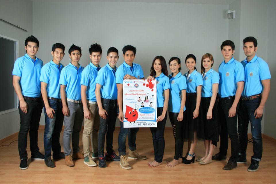 นักแสดงถ่ายรูปร่วมกันเนื่องวันแม่ เช่น ยุ้ย เอก ธันญ์...