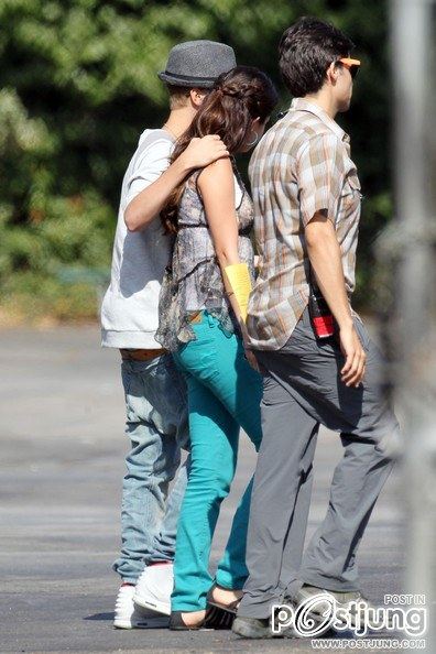 Selena Gomez Films "Parental Guidance" in Los Angeles