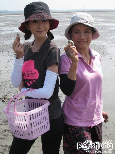 ยุ้ย จีรนันท์กับบรรยากาศเก็บหอยที่ดอนหอยหลอด น่ารักอ่ะ