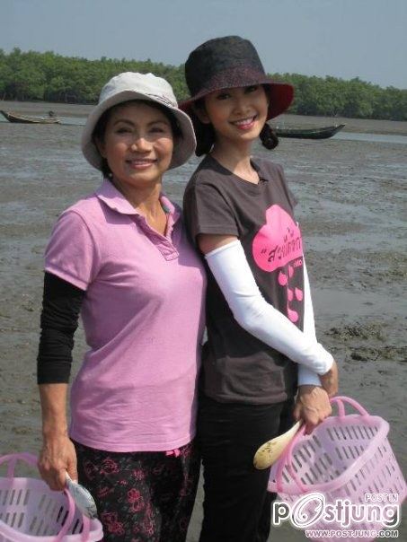 ยุ้ย จีรนันท์กับบรรยากาศเก็บหอยที่ดอนหอยหลอด น่ารักอ่ะ