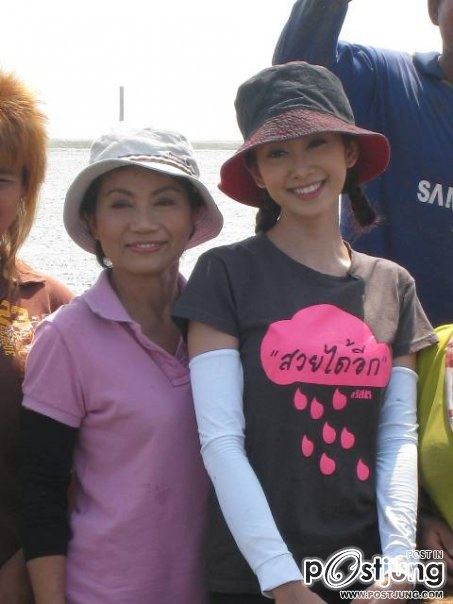 ยุ้ย จีรนันท์กับบรรยากาศเก็บหอยที่ดอนหอยหลอด น่ารักอ่ะ