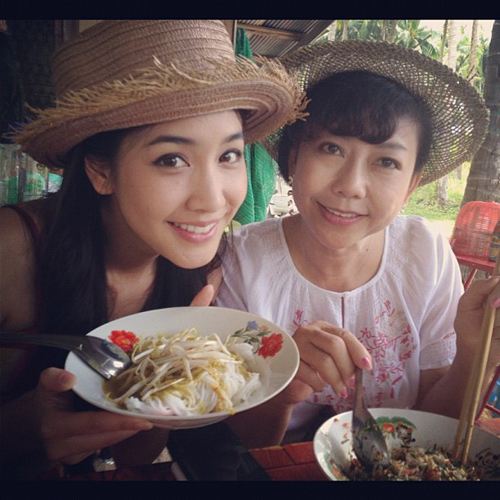 คอลเลคชั่น คู่แม่ &ndash; ลูกดารา สวยสดใสไม่แพ้กัน