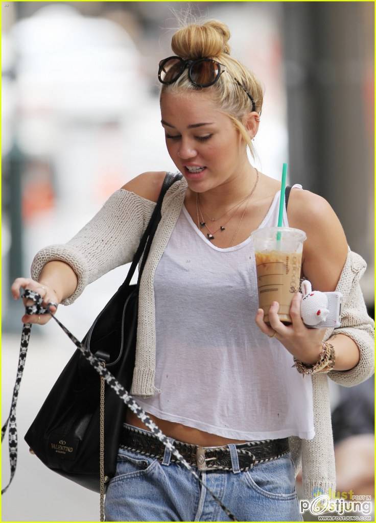 Miley Cyrus: Philadelphia Stroll with Happy