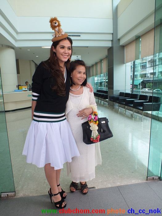 ชมพู่ อารยา ในงานแถลงข่าว 10ปี ศูนย์หัวใจ รพ.รามฯ