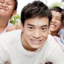 บี้-สุกฤษฎิ์ เดินแจกหนังสือธรรมะ “อภัย ทาน”