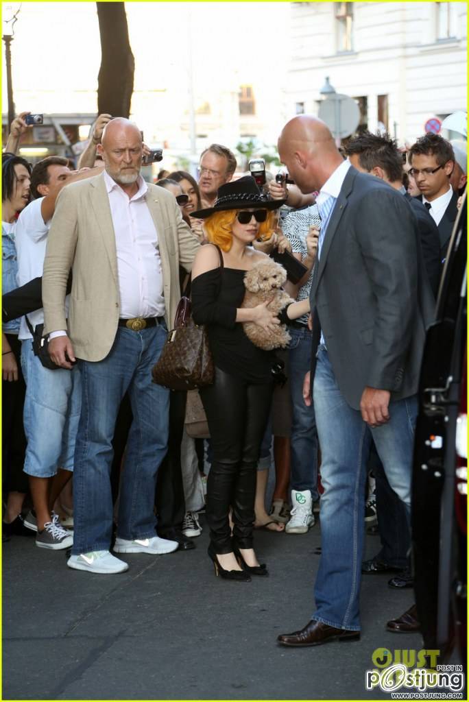 Lady Gaga กับน้องหมา Fozzi ทักทายแฟนๆเพลงที่กรุงเวียนนา ออสเตรีย !!..