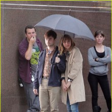 Daniel Radcliffe เข้าฉากเปียกปอนกับนักแสดงสาว Zoe Kazan ภาพจากกองถ่ายหนังโรแมนติก/คอมเมดี้เรื่องใหม่