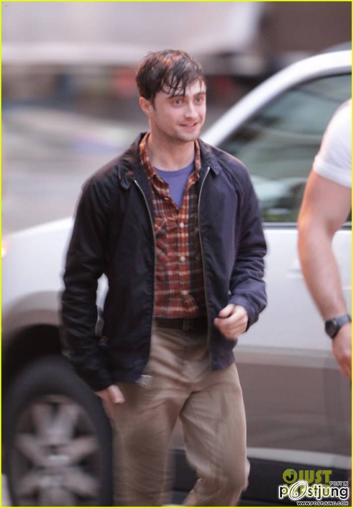 Daniel Radcliffe เข้าฉากเปียกปอนกับนักแสดงสาว Zoe Kazan ภาพจากกองถ่ายหนังโรแมนติก/คอมเมดี้เรื่องใหม่