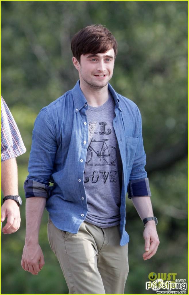 Daniel Radcliffe เข้าฉากเปียกปอนกับนักแสดงสาว Zoe Kazan ภาพจากกองถ่ายหนังโรแมนติก/คอมเมดี้เรื่องใหม่