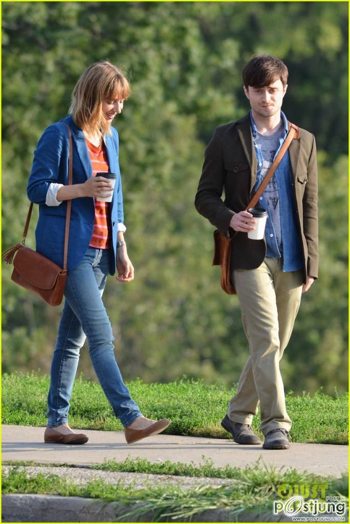 Daniel Radcliffe เข้าฉากเปียกปอนกับนักแสดงสาว Zoe Kazan ภาพจากกองถ่ายหนังโรแมนติก/คอมเมดี้เรื่องใหม่