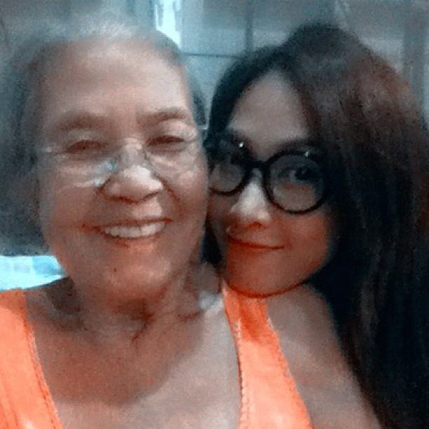 ยุ้ย จีรนันท์ในลุคสาวแว่นกับคุณยายและน้องหมา