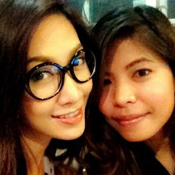 ยุ้ย จีรนันท์ในลุคสาวแว่นกับคุณยายและน้องหมา