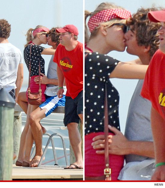 เทย์เลอร์ สวิฟต์ ควงหนุ่ม เคนเนดี้ เล่นน้ำ-จุมพิตแสนหวาน