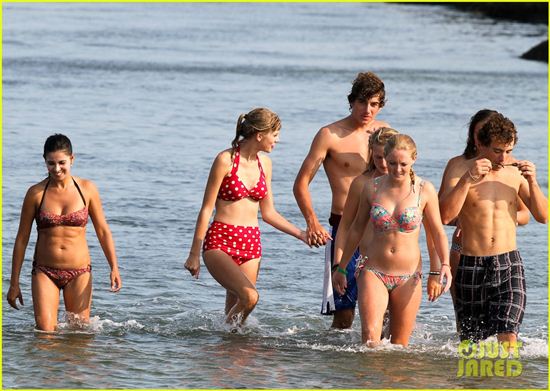 เทย์เลอร์ สวิฟต์ ควงหนุ่ม เคนเนดี้ เล่นน้ำ-จุมพิตแสนหวาน