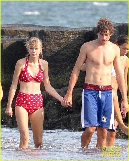 เทย์เลอร์ สวิฟต์ ควงหนุ่ม เคนเนดี้ เล่นน้ำ-จุมพิตแสนหวาน