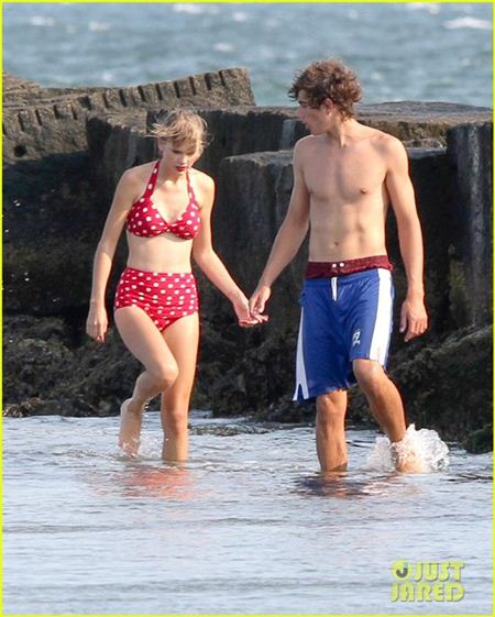 เทย์เลอร์ สวิฟต์ ควงหนุ่ม เคนเนดี้ เล่นน้ำ-จุมพิตแสนหวาน