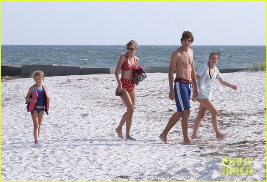 เทย์เลอร์ สวิฟต์ ควงหนุ่ม เคนเนดี้ เล่นน้ำ-จุมพิตแสนหวาน