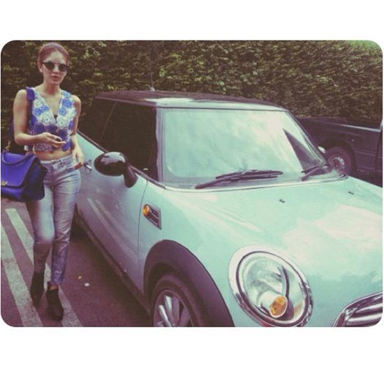 แฟชั่น มินิไซส์ กับสไตล์การแต่งตัวเก๋ ๆ ของดาราสาวร่างเล็ก