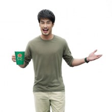 พรีเซนเตอร์มอคโคน่า ทรีโอ ได้แก่ บอย ปกรณ์