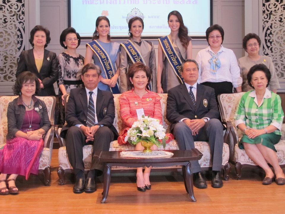 นางสาวไทย ๒๕๕๕ และรองทั้งสอง ขอบคุณสภาสตรีแห่งชาติ