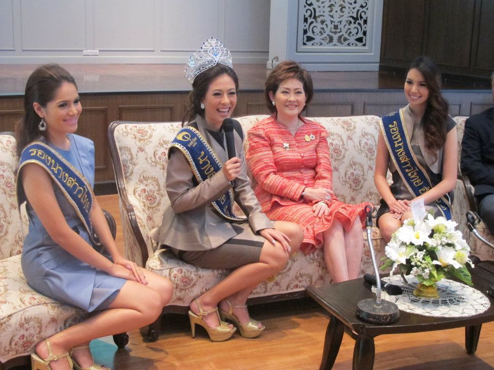 นางสาวไทย ๒๕๕๕ และรองทั้งสอง ขอบคุณสภาสตรีแห่งชาติ