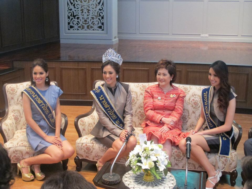 นางสาวไทย ๒๕๕๕ และรองทั้งสอง ขอบคุณสภาสตรีแห่งชาติ