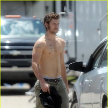 Alex Pettyfer: Shirtless on 'The Butler' Set!