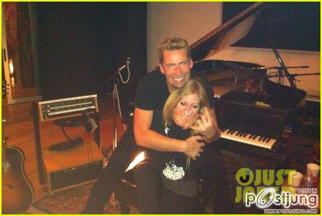 Avril Lavigne ได้หมั้นหมายกับ Chad Kroeger นักร้องนำวง Nickelback