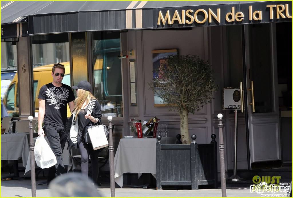 Avril Lavigne ได้หมั้นหมายกับ Chad Kroeger นักร้องนำวง Nickelback