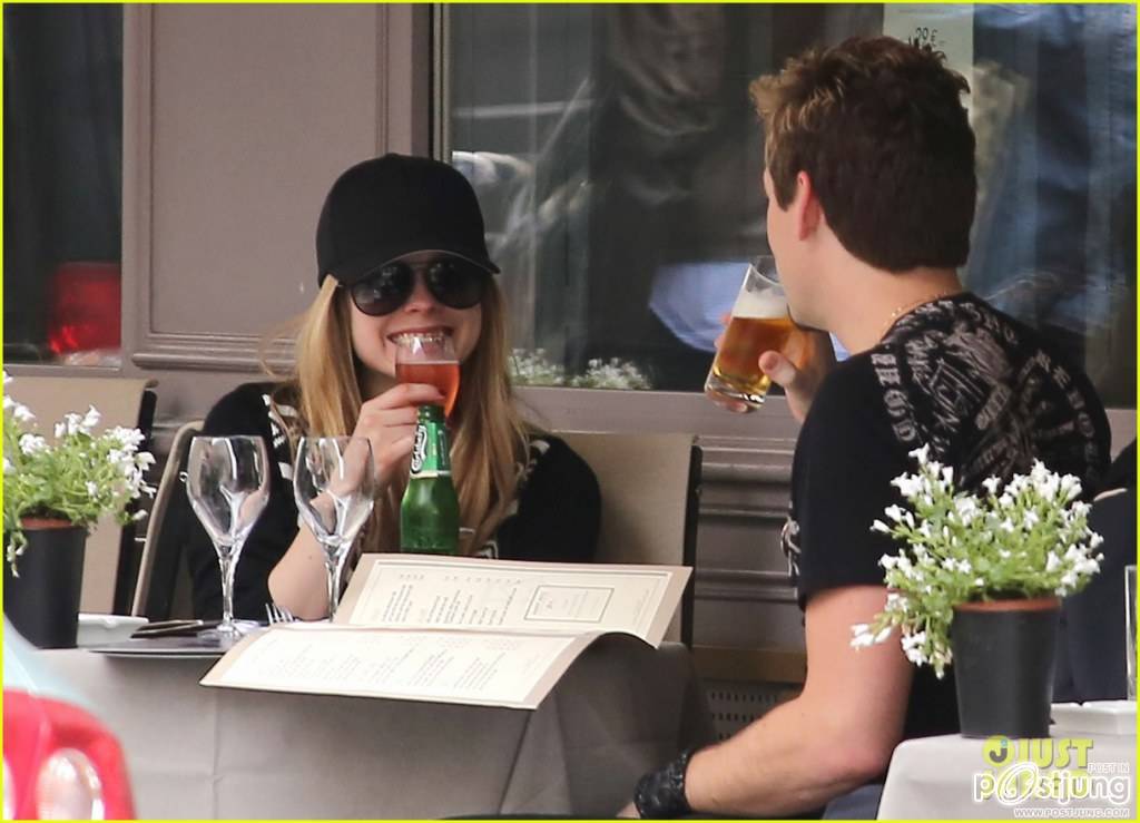 Avril Lavigne ได้หมั้นหมายกับ Chad Kroeger นักร้องนำวง Nickelback