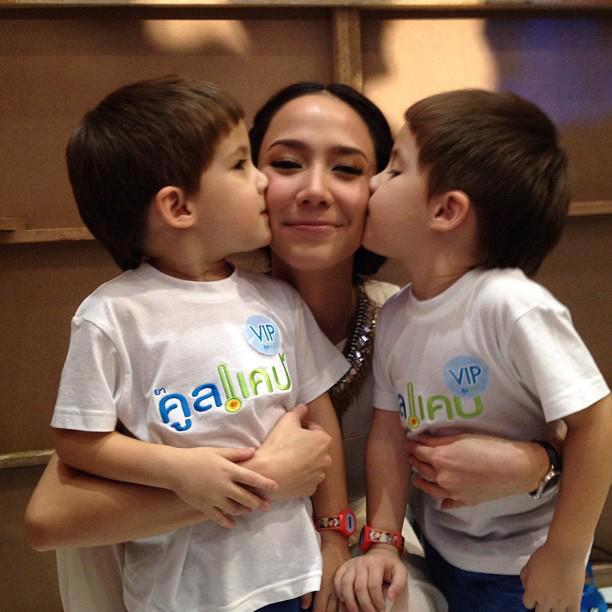 ใคร จะเนื้อหอม กว่า พี่ อั้ม ของเรา ขนาดเด็ก ยังอยากหอม อ่ะ อิอิ