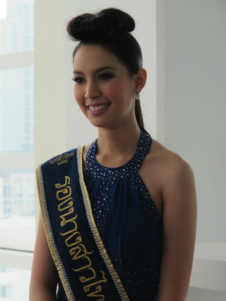 นางสาวไทย ๒๕๕๕ และรองทั้งสอง ถ่ายนิตยสารแพรวและถ่ายรายการบอกข่าวเล่าเรื่อง