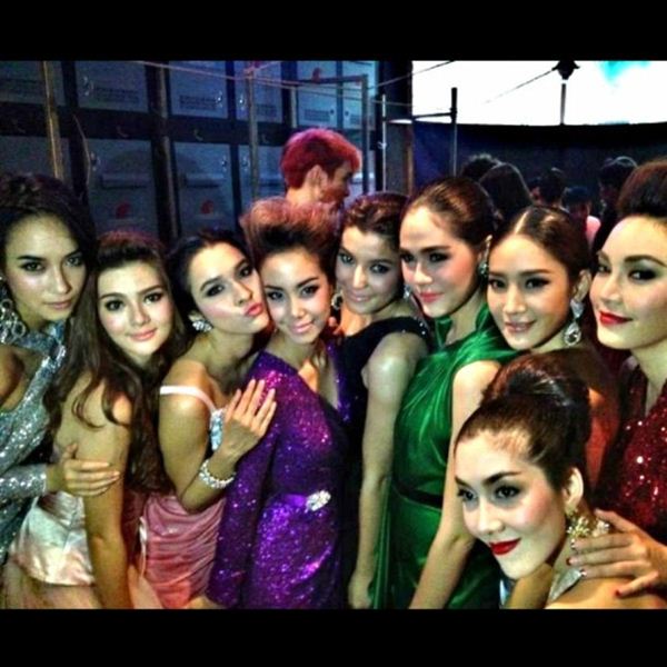 ประชันเริ่ดกันสุดฤทธิ์! ดาราร่วมเปิดร้านเช่าชุด ของ ไอซ์ อภิษฎา