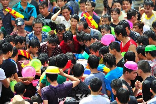 จีน ก๊อป ประเพณีสาดน้ำ เหมือนของ ประเทศไทย